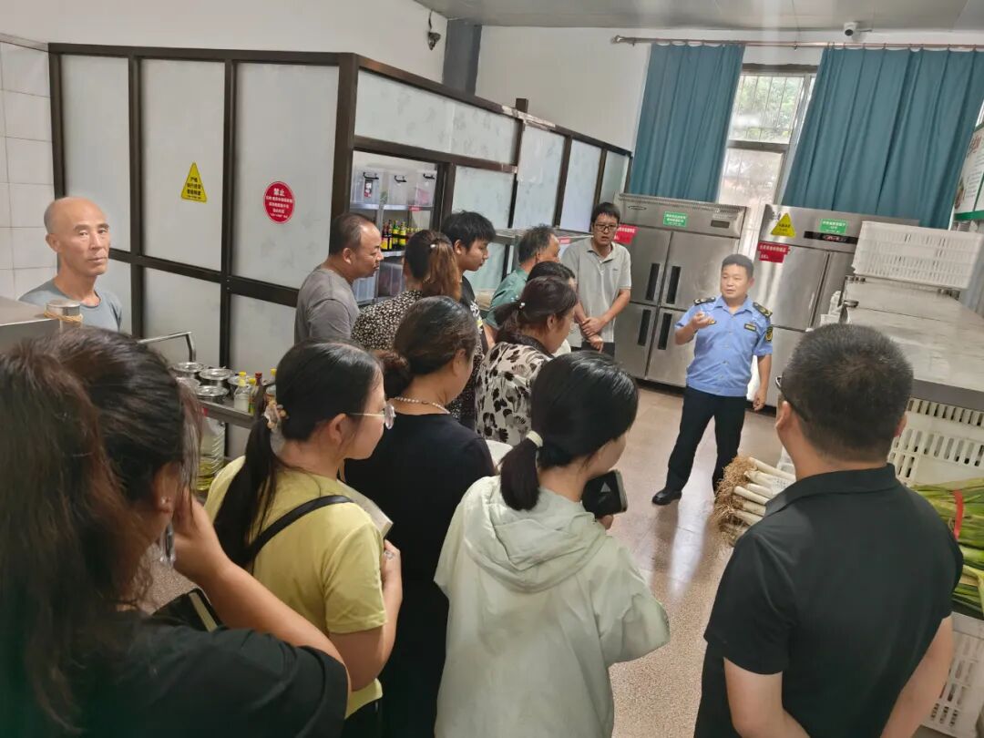 临渭区市场监管局下邽市场监管所召开校园食堂食品安全现场会 筑牢校园食品安全防线